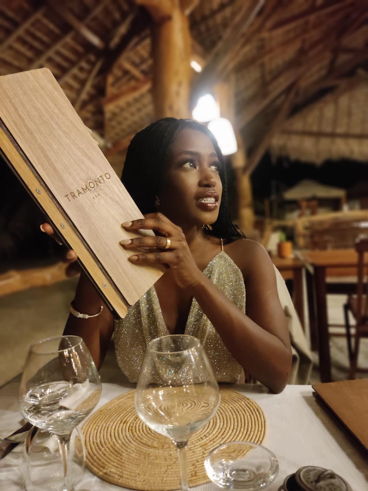 Mady, un menu à la main